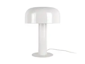 Hvid bordlampe med kuppelformet skærm, cylindrisk fod og tænd/sluk-knap på ledningen.