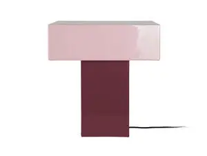 Bordlampe i rektangulær form med lys top, mørk base og sort ledning med kontakt.