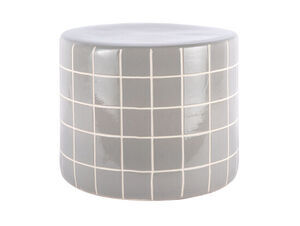 Cylindrisk sidebord med skinnende grå overflade og hvide linjer i et flisemønster.