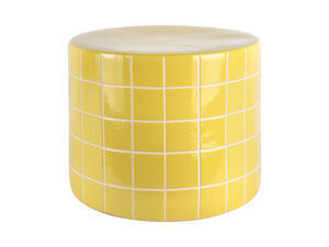 Rundt, cylindrisk sidebord med citrongule fliser og en glat, blank overflade.