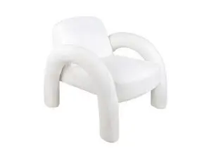 Stol med buede armlæn til gulvet, bredt sæde og off-white tekstureret stof.