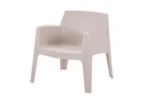 Lounge stol i varm grå med integrerede armlæn og moderne design, lavet i ét stykke.