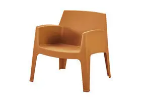 Moderne loungestol med solidt ryglæn, armlæn og fire ben. Okkergul farve.