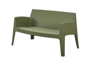 Grøn lounge sofa med minimalistisk design, integrerede armlæn og ryglæn, ben som del af rammen.