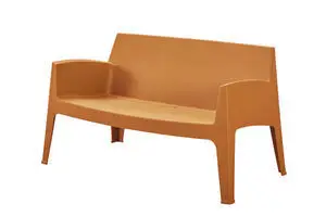 Gul sofa med høj ryg, integrerede armlæn og robuste ben.