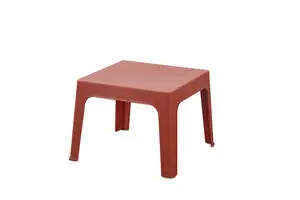 Lille, moderne, firkantet sidebord med fire lige ben i rødlig farve.