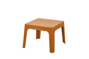 Kvadratisk sidebord med flad top og fire ben i ensartet okkergul farve.