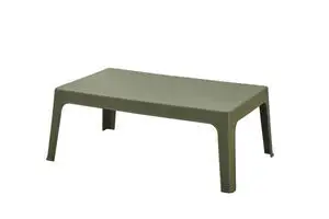 Rektangulært grønt sofabord med flad overflade og let skråtstillede ben.