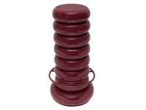 Barstol i dyb bordeauxrød med stablede cylindere og cirkulær fodstøtte.