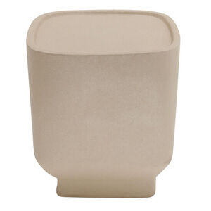 Rundet firkantet sidebord i ensartet varm grå farve, designet som en kompakt og stilren enhed.