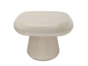 Rundt sidebord med buede kanter og cylindrisk base i glansfuld varm grå farve.