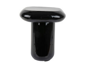 Rundt sidebord med blank sort overflade og cylindrisk base.