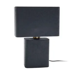 Sort bordlampe med rektangulær skærm og base, minimalistisk design, synlig ledning.
