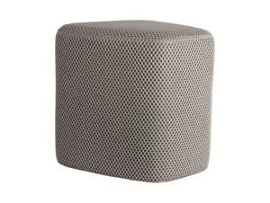 Grå trekantet pouf med mesh-tekstur. Formen er rundet, og farven kaldes "mouse grey".