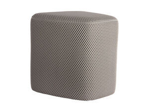 Grå trekantet pouf med mesh-tekstur. Formen er rundet, og farven kaldes "mouse grey".
