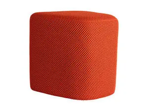 Lys orange pouf med mesh-struktur og rundet trekantet form.