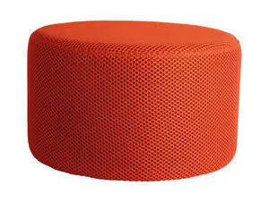 Rund pouf i lys orange med netlignende tekstur.