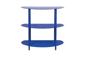 Koboltblåt retro skab med tre åbne hylder og afrundede kanter.