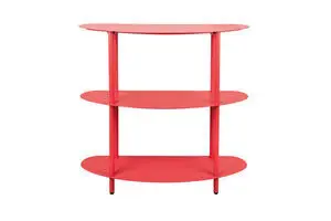Skarlagenrødt ovalt skab med tre åbne hylder, jævnt fordelt.