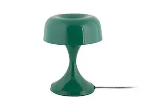Bordlampe i retrodesign, grøn og rund med glat overflade. Synligt strømkabel ved lampens base.