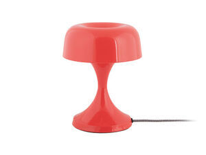 Bordlampe i klar skarlagenrød med kuppelformet skærm, rund base og buet stilk.
