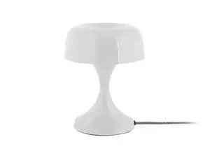 Hvid retro bordlampe med bred, rund skærm, glat, buet krop og synlig ledning fra basen.