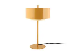 Bordlampe i okkergul med cylindrisk skærm, rund base og sort strømkabel ved basen.