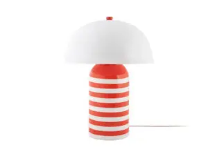 Bordlampe med orange base og hvide striber, hvid kuppelskærm og synligt strømkabel.