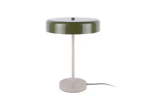 Bordlampe med rund grøn skærm, varm grå base og stander, minimalistisk design.