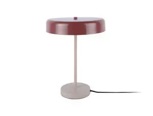 Bordlampe med rund burgunderrød skærm, varm grå stang og base, sort ledning.