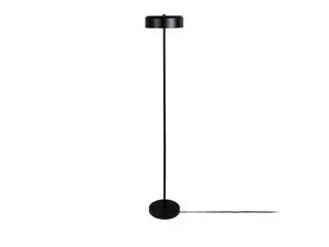 Slank, sort gulvlampe med rund, flad skærm og base. Ledning ses tydeligt på gulvet.