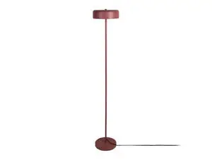 Slank gulvlampe i ensfarvet bordeauxrød med cirkulær base og skærm.