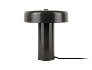 Sort bordlampe med cylindrisk base og bred, rund skærm, ledning til højre.