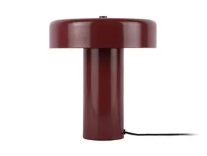 Bordlampe i bordeauxrød med glat og blank overflade, cylindrisk form og bred, flad top.