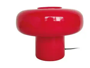 Bordlampe i skarlagenrød med donut-lignende top og cylindrisk base. Sort ledning ses på siden.