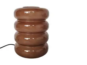 Bordlampe med rund, stablet form i mocha brun og en synlig sort ledning.
