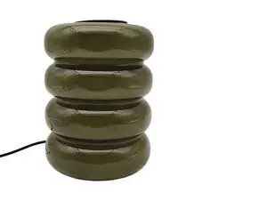 Grøn bordlampe med rund, stablet form og sort ledning.