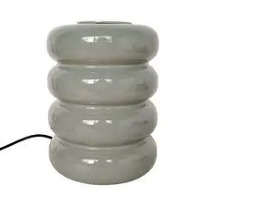 Bordlampe med stablet, rundt design i grågrøn grayed jade, glat overflade og synlig ledning.