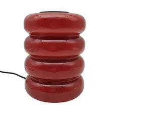 Bordlampe med fire stablede, afrundede sektioner i burgunderrød med sort ledning nederst.