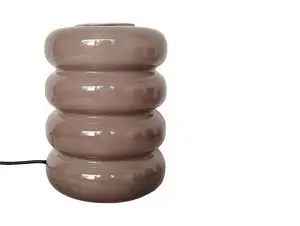 Bordlampe i varm grå med fire runde segmenter og synlig ledning.