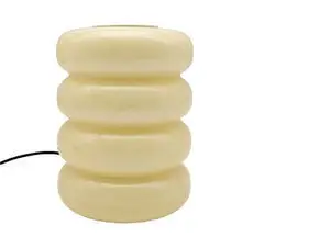 Bordlampe med flerlags, afrundet design i off white med synlig sort strømkabel på siden.