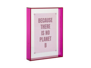 Rektangulær fotoramme med lilla akrylkanter og teksten "BECAUSE THERE IS NO PLANET B".