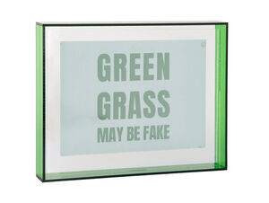 Rektangulær fotokollage med mørkegrøn kant og teksten "GREEN GRASS MAY BE FAKE" indeni.