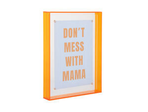 Ramme med lys orange kant og tekst: "DON'T MESS WITH MAMA." Fire fastgørelsespunkter ses.