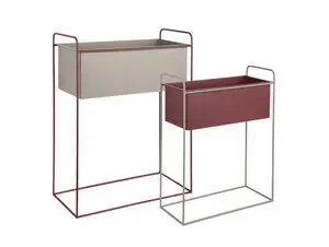 To rektangulære plantekrukker på stativer, en varm grå og en bordeauxrød, moderne og hævet design.