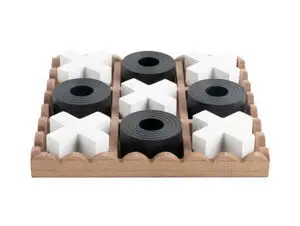 Tic-tac-toe spil på træplade med hvide X'er og sorte, rillede O'er.