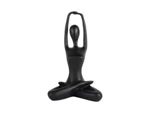 Sort statue af stiliseret figur i lotusposition, arme strakt opad. Glat, minimalistisk design.