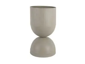 Stor plant potte i blød varm grå med dobbelt skålform og lodrette riller.