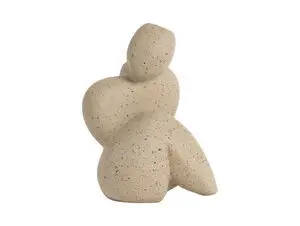 Abstrakt skulptur med bløde, afrundede kanter i plettet brun. Kompakt og uden ansigtstræk.