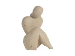 Abstrakt statue i siddende position med bøjede knæ og specklet brun overflade.